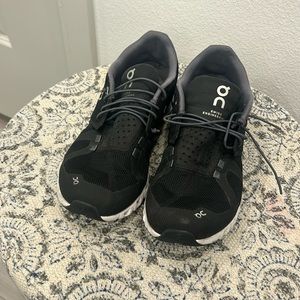 Oncloud tennis shoes size 9
